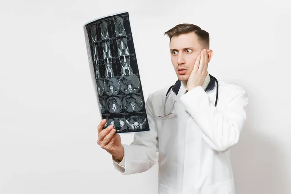 Impresionado joven médico guapo sostiene imagen radiográfica de rayos X ct scan mri aislado sobre fondo blanco. Médico en uniforme médico, estetoscopio. Personal sanitario, salud, concepto de medicina . — Foto de Stock