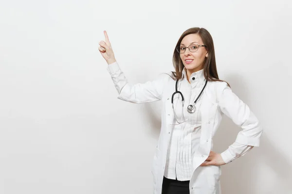 Piękny, młody lekarz kobieta z stetoskop, izolowana na białym tle okulary. Touch medycznych suknia, lekarka coś, kliknij na przycisk. Pracowników służby zdrowia, zdrowia, medycyny pojęcie. — Zdjęcie stockowe