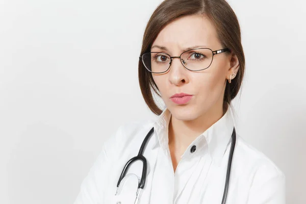 Close up scettico triste bruna bella giovane donna medico con stetoscopio, occhiali isolati su sfondo bianco. Medico donna in abito medico. Personale sanitario, salute, concetto di medicina . — Foto Stock
