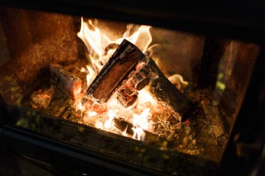 Yakacak odun ve günlükleri parlak ateş ve ızgara veya şömine kömürler ve kurum ile yandı. Yaşam tarzı, dinlenme, eğlence kavramı
