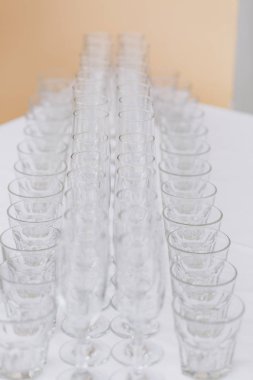 Parti için hazırlanıyor. Çok temiz parlak parti, olay, restoranda kutlama için beyaz masa örtüsü ile şarap, şampanya, viski, meyve suyu, su ve diğer içecekler masaya gözlük boş