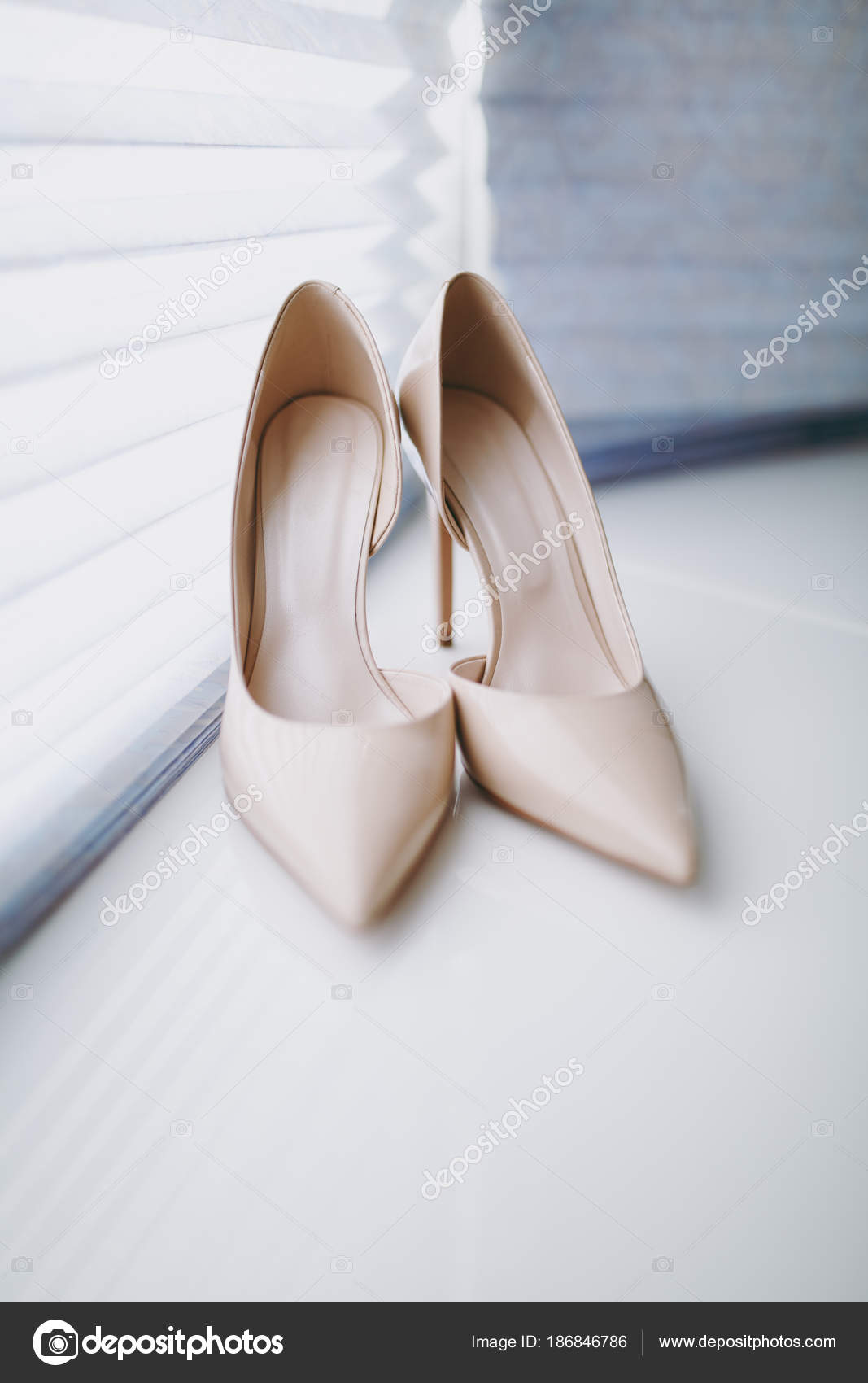 Cerca De Zapatos De Boda Elegante De Color Beige Claro