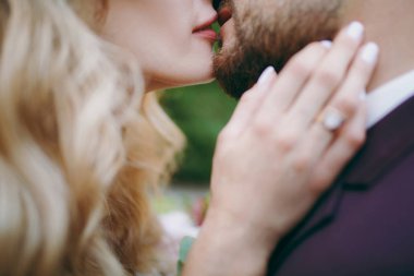 Güzel düğün kutlama. Uzun bir genç sarışın gelin ha