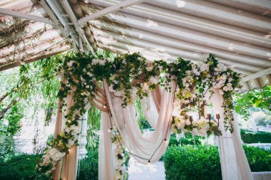 Güzel ve zarif dekorasyon düğün kutlama ortasında yeşil bir bahçe. Pembe bir bezle hafif çiçek ve mavi çilek çok süslü ahşap dikdörtgen çerçeve