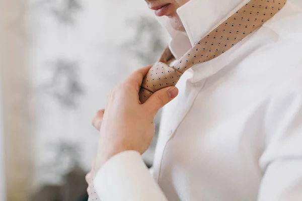 Morning preparation newlyweds for the wedding. Young shaved groo — Stock Photo, Image