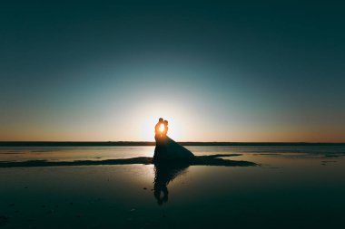 Güzel düğün photosession. Siluetleri genç gelinin bir