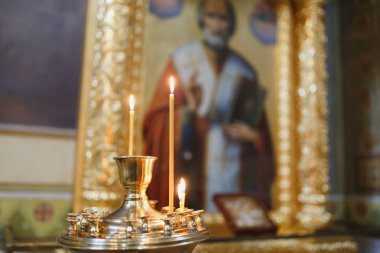 Ortodoks kilisede düğün. Kilisenin iç simgeleri arka plan üzerinde hassas yanan mumlar ile altın kilise şamdan