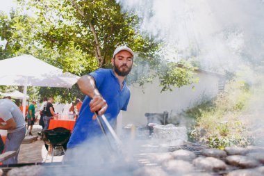 Odessa, Ukrayna, 08-26-2017:A sakallı bir mavi T-shi tabaklanmış adam