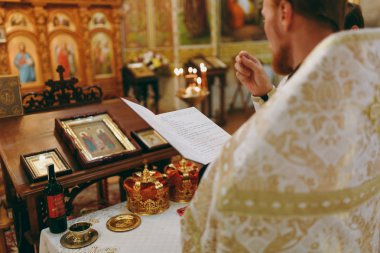 Odessa, Ukrayna, 09-03-2017:Wedding Ortodoks Kilisesi. Prie