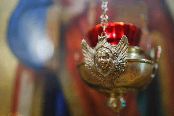Ślub w cerkwi. Elementy projektowania wnętrz Kościoła złote i czerwone kadzielnicy kapłana z postacią anioła — Zdjęcie stockowe