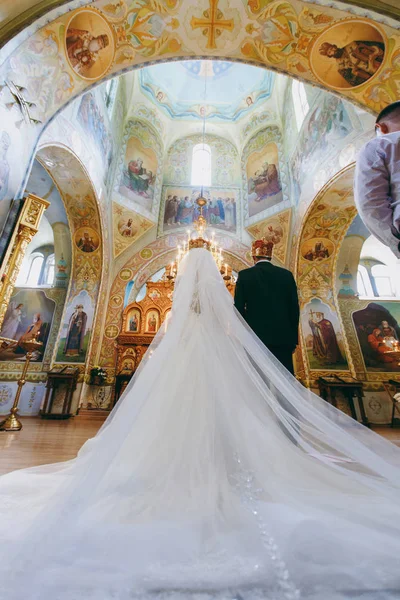 Odessa, Ucrania, 09-03-2017: Boda en la Iglesia Ortodoxa. Prie. — Foto de Stock