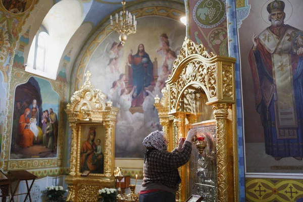 Odessa, Ucrania, 09-03-2017: Boda en la Iglesia Ortodoxa. Gen. — Foto de Stock