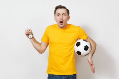 İlham neşeli Avrupa delikanlı, fan veya sarı üniforma tutun futbol topu, eski çalar saat, Player'da tezahürat favori takım beyaz arka plan üzerinde izole. Spor, futbol, yaşam kavramı.