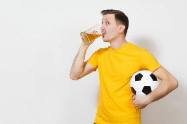 İlham genç neşeli Avrupa adam, fan veya oyuncu sarı üniforma içki bira kupa bira, futbol topu tezahürat favori futbol takımı beyaz arka plan üzerinde izole eğlenceli. Spor, oyun, yaşam kavramı.
