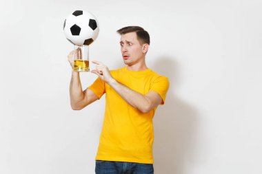 Üzgün üzgün genç Avrupa adam, fan veya oyuncu sarı üniforma tutun bira kupa bira şaşkın, futbol topu favori futbol takımı beyaz arka plan üzerinde izole tezahürat. Spor, oyun, yaşam kavramı.