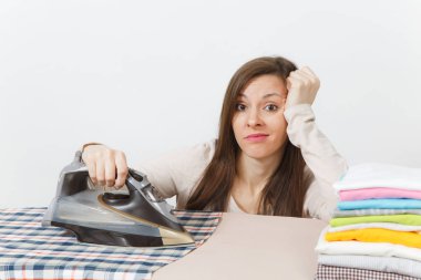 Eğlenceli yakından demir ile Ütü Masası üzerinde giyim şok ev kadını hafif giysiler kareli gömlek, Ütü yorgun. Beyaz arka plan üzerinde izole kadın. Temizlik kavramı. Kopyalama alanı reklam.