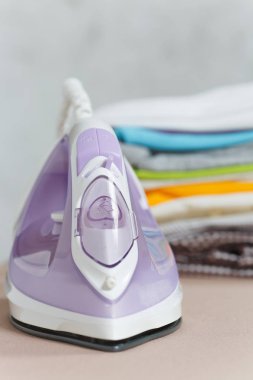 Buharlı Ütü, Çamaşırhane, yıkanmış renkli elbise Ütü kadar yakın aile giyim üzerine Ütü Masası beyaz arka plan üzerinde izole. Temizlik kavramı. Reklam için yer kopyalayın. Metin için yer.