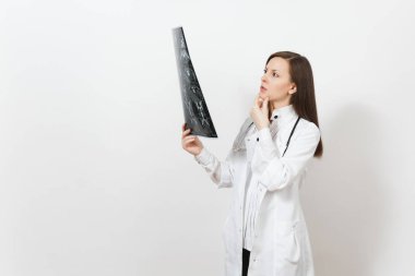 Fikri doktor kadın x-ray radyografik görüntü ct tarama MRG beyaz arka plan üzerinde izole tutar. Kadın doktor stetoskop tıbbi elbisesi. Sağlık personeli tıp kavramı Radyoloji bölümü