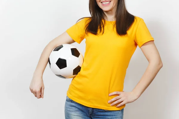 Nahaufnahme ausgeschnittenes Porträt einer jungen europäischen Frau, Fußballfan oder Spielerin in gelber Uniform, die den Fußball isoliert auf weißem Hintergrund hält. Sport, Fußball spielen, Gesundheit, gesunder Lebensstil. — Stockfoto