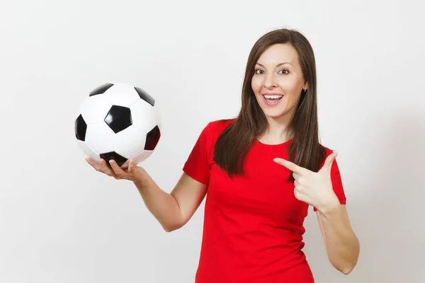 魅力的なヨーロッパ若い陽気な笑みを浮かべて女性、サッカーファンやサッカー ボールを保持している赤で統一プレーヤー ホワイト バック グラウンド上に分離。スポーツの試合、応援、健康的なライフ スタイルのコンセプト. — ストック写真