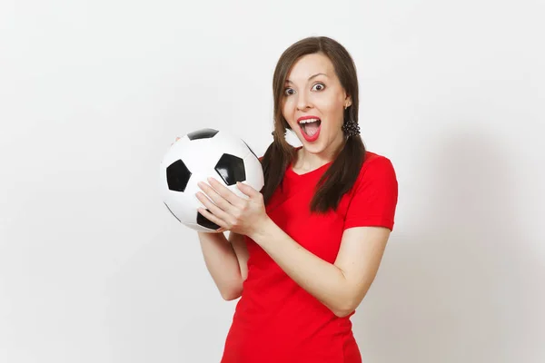 欧州の若い女性の笑みを浮かべて、2 つ楽しいポニー尾、フットボールのファンや赤い制服の白い背景に分離された古典的なサッカー ボールを保持しているプレーヤー。スポーツ プレイ サッカー健康、健康的なライフ スタイルのコンセプト. — ストック写真