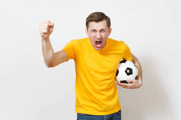 Inspirado joven europeo hombre, ventilador o jugador en uniforme amarillo sostienen pelota de fútbol, animar equipo de fútbol favorito, expresivo gesticular manos aisladas sobre fondo blanco. Concepto de estilo de vida. Copiar espacio . —  Fotos de Stock