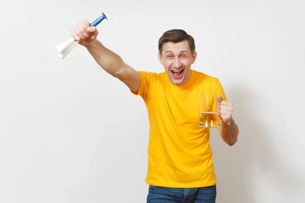 Inspirado joven divertido alegre hombre europeo, ventilador o jugador en camiseta amarilla sostener jarra de cerveza, fútbol equipo favorito porrista aislado sobre fondo blanco. Deporte, estudiante, juego concepto de estilo de vida . — Foto de Stock