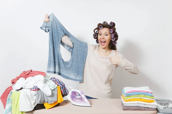 Scioccato divertimento pazzo casalinga, bigodini sui capelli in abiti leggeri ho — Foto Stock