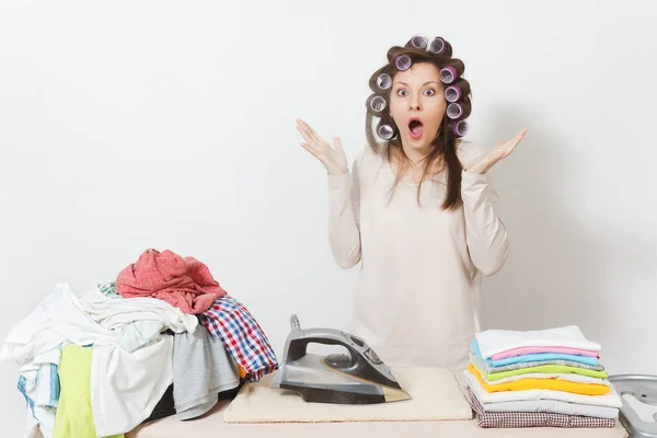 Несчастная домохозяйка с бигуди на волосах в легкой одежде ирони — стоковое фото