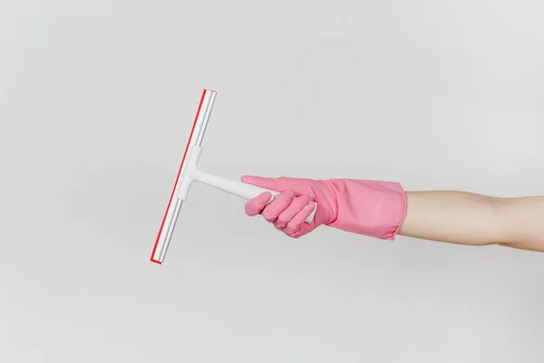 Primo piano della mano femminile in guanti rosa orizzontale tiene tergipavimento bianco per la pulizia delle superfici con elementi rossi isolati su sfondo bianco. Concetto di forniture di pulizia. Copia spazio per pubblicità — Foto Stock