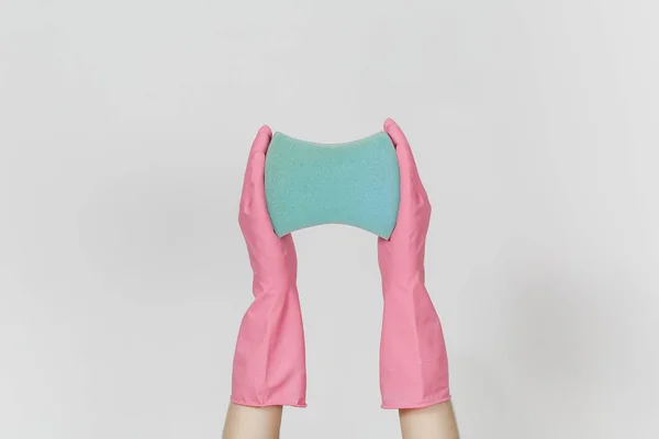 청소를 위해 핑크 장갑 수평 보유 블루 큰 스폰지에 여성 손의 닫고 흰색 배경에 고립 설거지. 청소 공급 개념입니다. 광고에 대 한 공간을 복사 — 스톡 사진