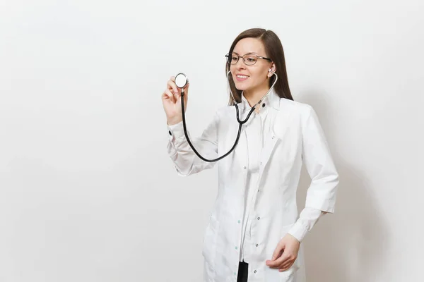 Sonriendo bastante confiado experimentado hermosa joven médico mujer usando estetoscopio aislado sobre fondo blanco. Doctora en gafas de bata médica. Personal sanitario, salud, concepto de medicina . — Foto de Stock