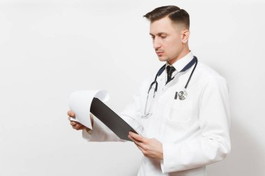 Beyaz arka plan üzerinde izole ciddi tecrübeli yakışıklı genç doktor adam. Not Defteri klasörü tıbbi üniforma, stetoskop sağlık kartı erkek doktor. Sağlık personeli, sağlık, tıp kavramı.