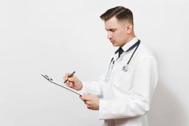 Ciddi dalgın odaklı yakışıklı genç doktor adam beyaz arka plan üzerinde izole. Not Defteri klasörü tıbbi üniforma, stetoskop sağlık kartı erkek doktor. Sağlık personeli Sağlık Tıp kavramı.