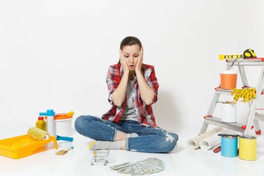 Üzgün üzgün kadın bohça-in nakit para, süpermarket bakkal itme sepeti alışveriş için tutar. Beyaz arka plan üzerinde izole yenileme daire için aygıtlar. Aksesuar duvar kağıdı. Onarım ev kavramı