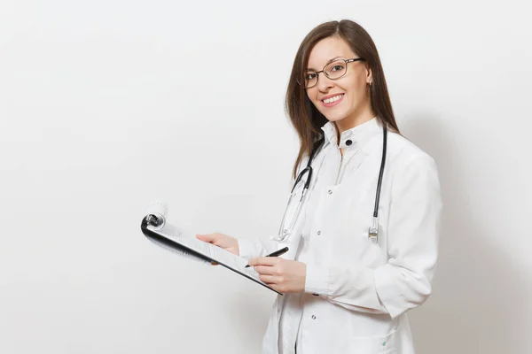 Sonriente joven doctora confiada con estetoscopio, gafas aisladas sobre fondo blanco. Doctora en bata médica con tarjeta de salud en la carpeta del bloc de notas. Concepto de medicina del personal sanitario . — Foto de Stock