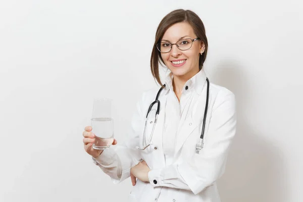 Sonriente mujer doctora hermosa confiada con estetoscopio, gafas aisladas sobre fondo blanco. Doctora en bata médica sosteniendo un vaso de agua. Personal sanitario, salud, concepto de medicina . — Foto de Stock