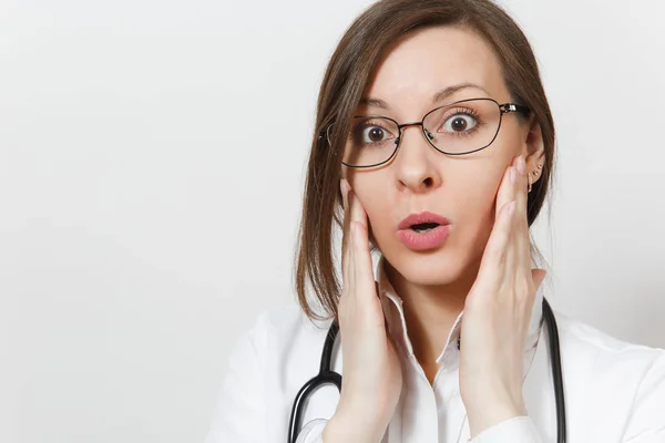 Close up stupito scioccato stupito, sorpreso, giovane donna medico con stetoscopio, occhiali isolati su sfondo bianco. Medico donna in abito medico. Concetto di medicina sanitaria del personale sanitario . — Foto Stock