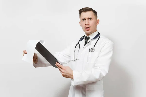 Šokovaný zkušení pohledný mladý lékař muž izolovaných na bílém pozadí. Lékař v jednotné, stetoskop zdravotní průkaz na složku Poznámkový blok. Zdravotnický personál, zdraví, medicína koncept. — Stock fotografie