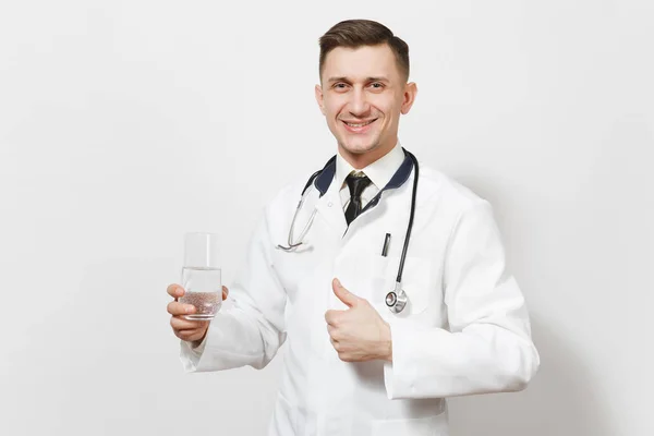 Χαμογελαστός άνθρωπος όμορφος νεαρός γιατρός δείχνει μπράβο απομονωθεί σε λευκό φόντο. Αρσενικό ιατρός στην ιατρική στολή, στηθοσκόπιο κρατώντας το ποτήρι καθαρό νερό. Προσωπικού υγείας υγεία ιατρική έννοια — Φωτογραφία Αρχείου