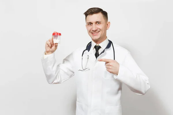 Χαμογελαστός άνθρωπος έμπειρους όμορφος νεαρός γιατρός που απομονώνονται σε λευκό φόντο. Αρσενικό ιατρός στην ιατρική στολή, στηθοσκόπιο κρατώντας το μπουκάλι με το λευκό χάπια. Νοσηλευτικού προσωπικού, την υγεία, την ιατρική έννοια. — Φωτογραφία Αρχείου