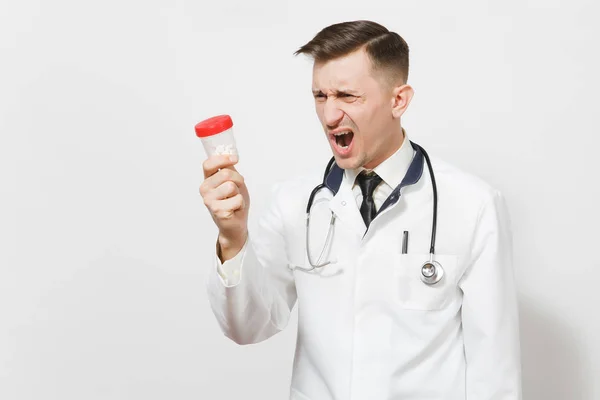Злий крик шокував молодого лікаря, ізольованого на білому тлі. Чоловік-лікар в медичній формі, стетоскоп тримає пляшку з білими таблетками. Медичний персонал, охорона здоров'я, концепція медицини . — стокове фото
