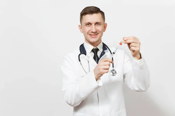 Χαμογελαστός άνθρωπος νεαρός γιατρός που απομονώνονται σε λευκό φόντο. Αρσενικό ο γιατρός στην ιατρική στολή, στηθοσκόπιο αντλεί υγρό φάρμακο από μπουκάλι με σύριγγα με βελόνα. Νοσηλευτικού προσωπικού, ιατρική έννοια. — Φωτογραφία Αρχείου