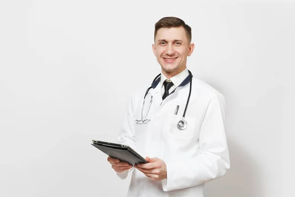 Uśmiechnięty człowiek doświadczony przystojny młody lekarz na białym tle. Lekarz w medyczny stetoskop jednolite, trzymając komputer typu tablet pc. Pracowników służby zdrowia, zdrowia, medycyny pojęcie. — Zdjęcie stockowe