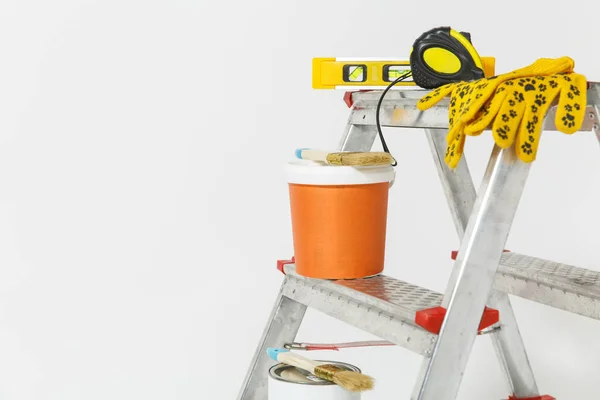 Instruments de rénovation appartement pièce isolée sur fond blanc. Papier peint et accessoires pour coller, outils de peinture. Des pots de peinture colorés. Concept de maison de réparation. Espace de copie pour la publicité . — Photo