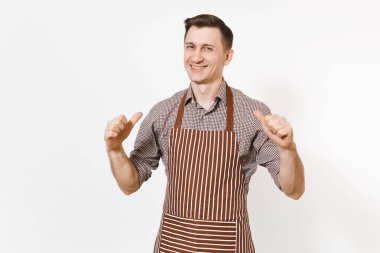 Kendine güvenen adam Şef veya çizgili kahverengi önlük, Garson gömlek işaret parmakları kendini beyaz arka plan üzerinde izole gülümseyen genç. Erkek hizmetçi veya houseworker. Ev işlerinde yardımcı reklam için.