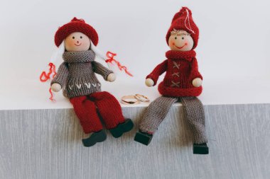 İki güzel şık altın alyans gelin ve damadın yanına kadar sevimli bebek beyaz bir arka plan üzerinde oturan örme kapatın. Düğün aksesuarları, takı