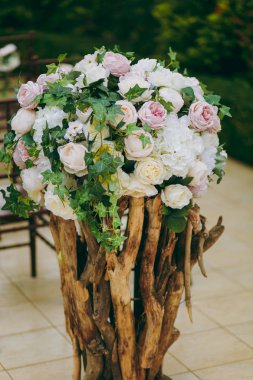 Güzel dekorasyon düğün töreni yeşil bir sonbahar Bahçe. Pembe ve krem peonies ve yeşil yaprakları dallarda yerleştirilen öğeleri dekor nazik çiçek kompozisyonlar