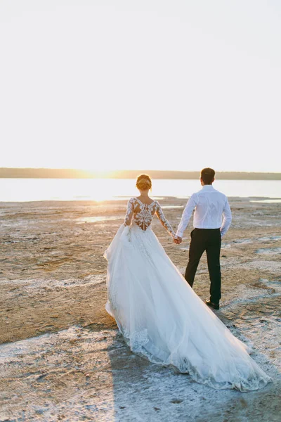 Hermosa sesión de fotos de boda. Hermoso novio sin afeitar en un bla —  Fotos de Stock