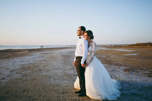 Belle séance photo de mariage. Beau marié non rasé en blanc — Photo